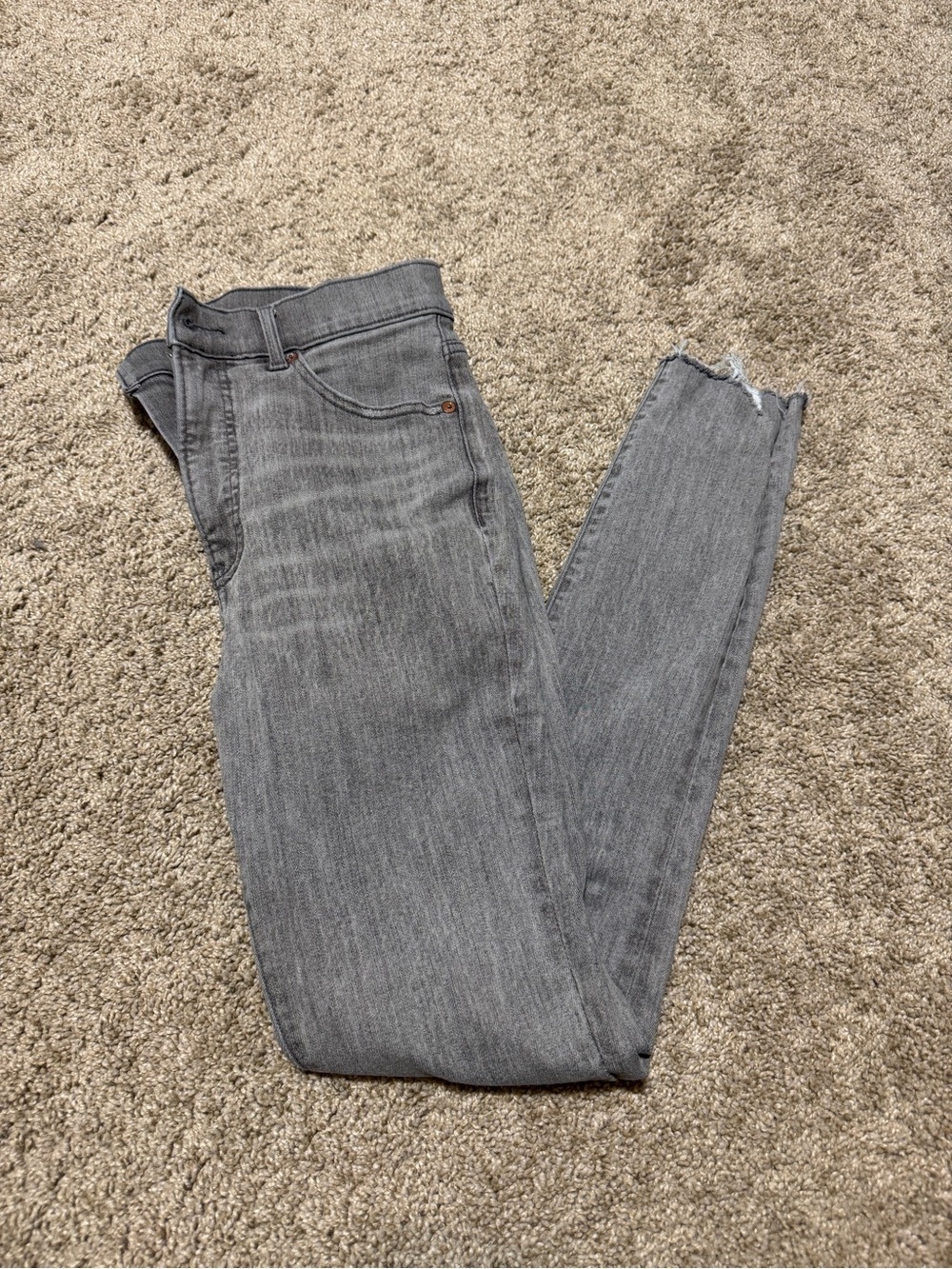 6R Express Skinny high-rise Distressed Jeans in Gray Wash